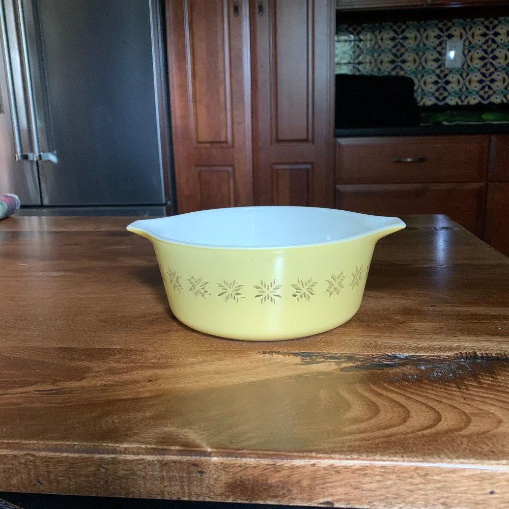 Vintage Pyrex Town and Country Pattern #472 - 1 1/2 Pt. Casserole Dish